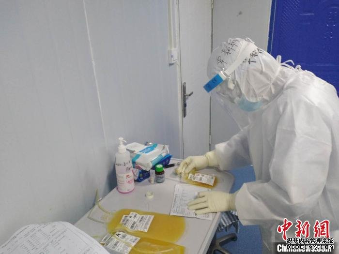 图为医务人员在准备新冠肺炎康复者恢复期血浆。广西自治区人民医院供图