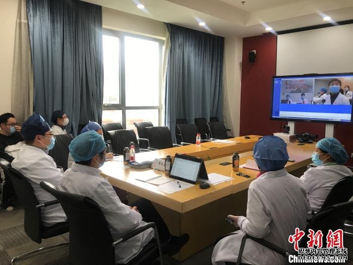 视频远程会诊是联合门诊的重要诊疗方式。　上海儿童医院供图 摄